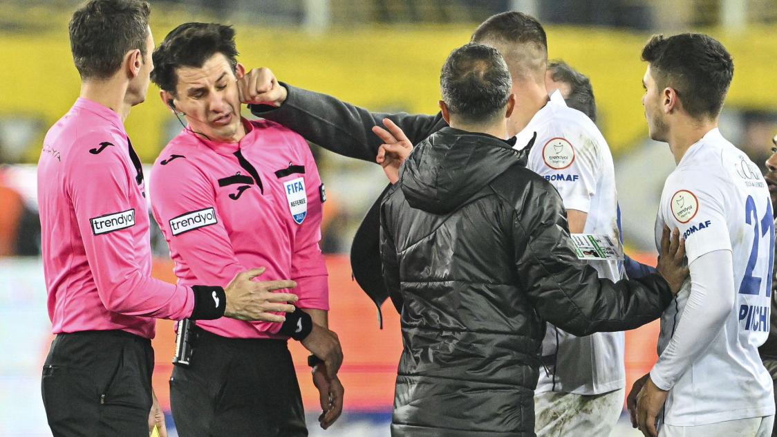 Le pr sident d un club de foot turc perd tout contr le et colle